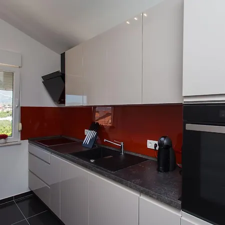Moderne Ap- 2 Mit Pool Und Grill In Der Naehe Von Split Und Trogir By Interhome Каштела