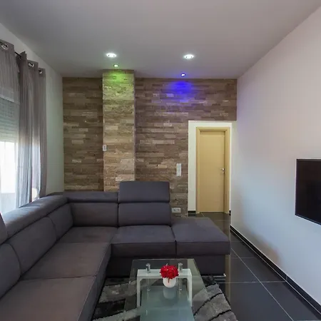 Moderne Ap- 2 Mit Pool Und Grill In Der Naehe Von Split Und Trogir By Interhome Apartman