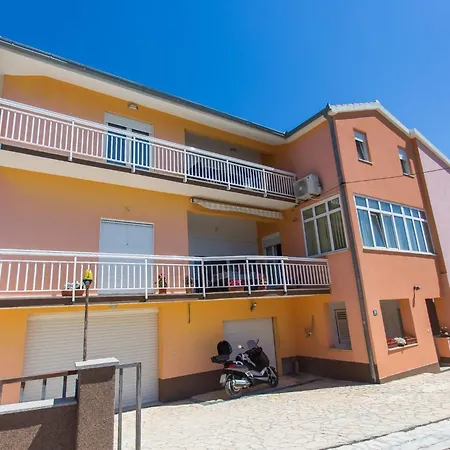 Moderne Ap- 2 Mit Pool Und Grill In Der Naehe Von Split Und Trogir By Interhome * Kastela