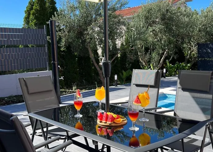 Moderne Ap- 2 Mit Pool Und Grill In Der Naehe Von Split Und Trogir By Interhome * Kastela
